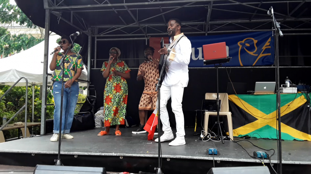 Bob Kanza, artiste musicien rumba congolaise,  au festival Bôm, marché Africain, place de la pucelle les 25 et 26 mai 2024